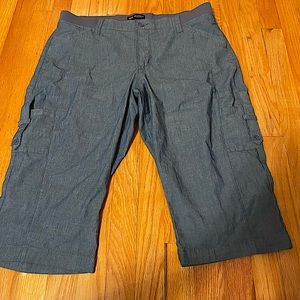 Lee Women's FlexToGo Seamed Deep Lichen Green Relaxed Fit Mid- Rise Cargo Shorts